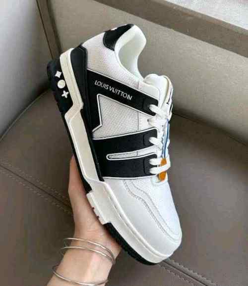 Louiss Vuitton trainer black white